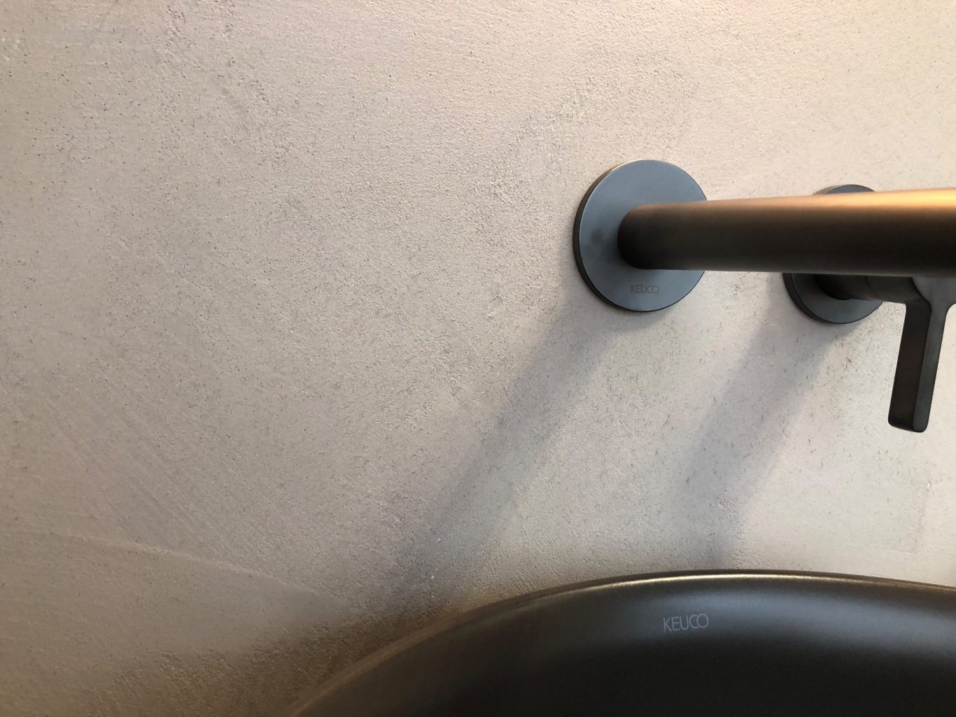 Kalkputz von Novacolor Italia, fugenlos gespachtelt Badaustellung UFER Mannheim